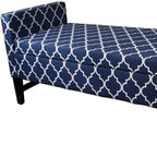 Banc de rangement en bois foncé à motif de quatrefeuilles bleu et blanc